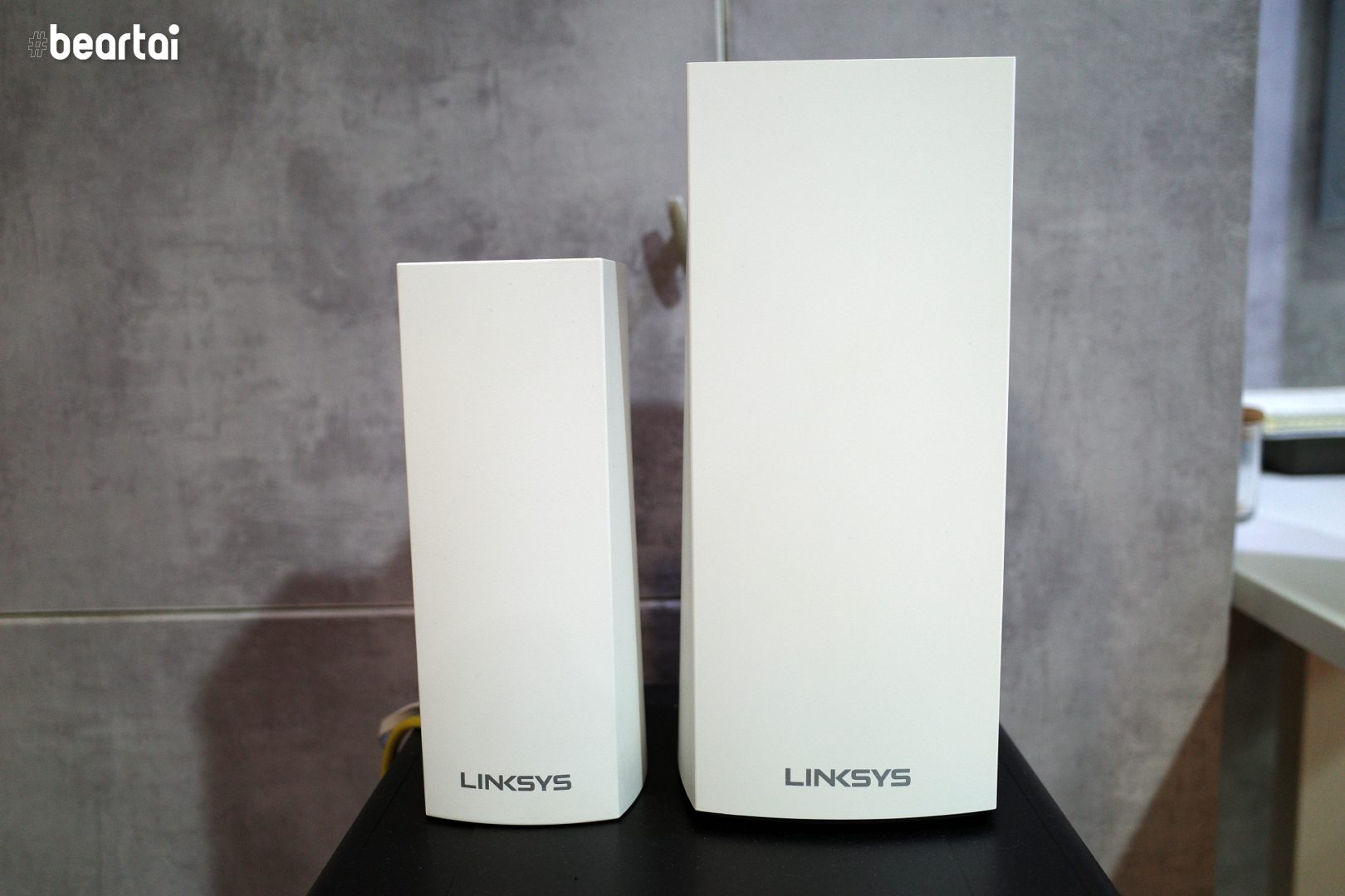 ซ้ายคือ Linksys Velop Tri-Band ส่วนขวาคือ Velop MX5 AX5300 ซึ่งขนาดใหญ่กว่ากันมาก