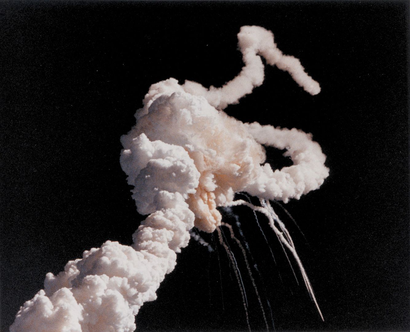 Challenger ระเบิดหลังจากขึ้นสู่ท้องฟ้าเพียง 73 วินาที
