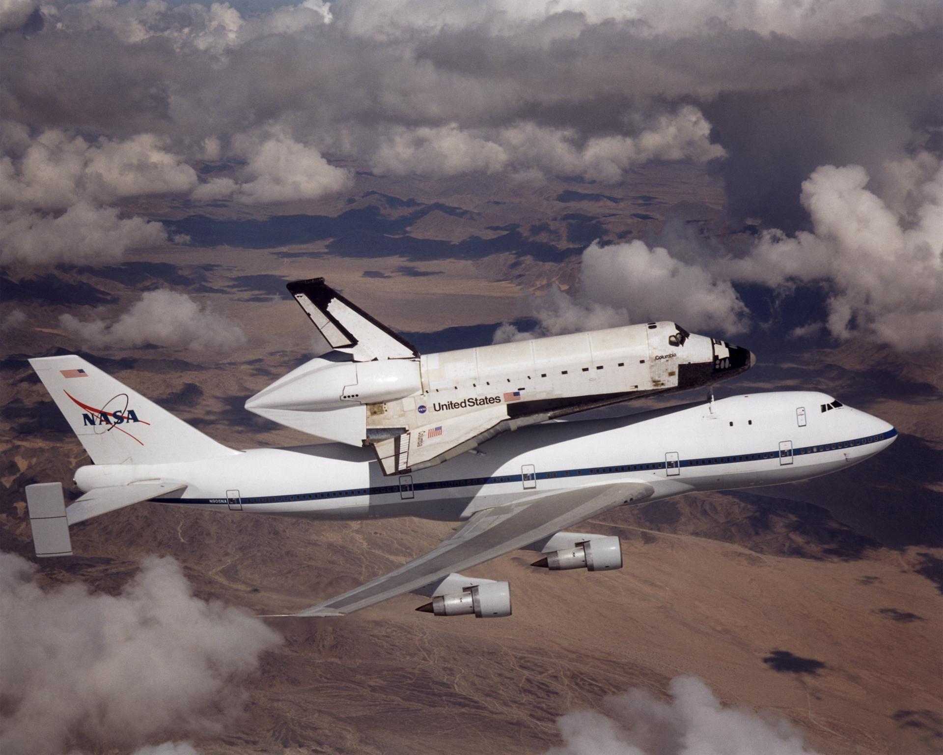 เครื่องบินบรรทุกพิเศษ 747 กำลังบรรทุก กระสวยอวกาศ Columbia จาก Palmdale รัฐแคลิฟอร์เนียไปยัง Kennedy Space Center รัฐฟลอริดา เมื่อวันที่ 1 มีนาคม ค.ศ. 2001