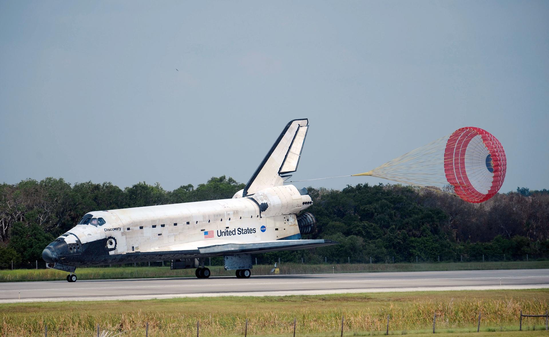 กระสวยอวกาศ Discovery กำลังลงจอดหลังเสร็จสิ้นภารกิจ  STS-124