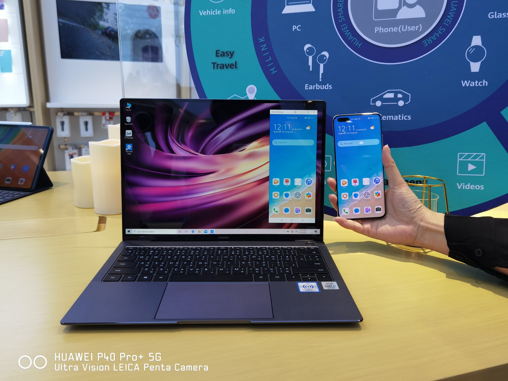 การจับคู่ Huawei Matebook เข้ากับสมาร์ตโฟนจากหัวเว่ย ที่แค่แตะก็สามารถลิงก์หน้าจอ ใช้คอมพิวเตอร์ทำงานบนมือถือ หรือส่งไฟล์ระหว่างกันได้