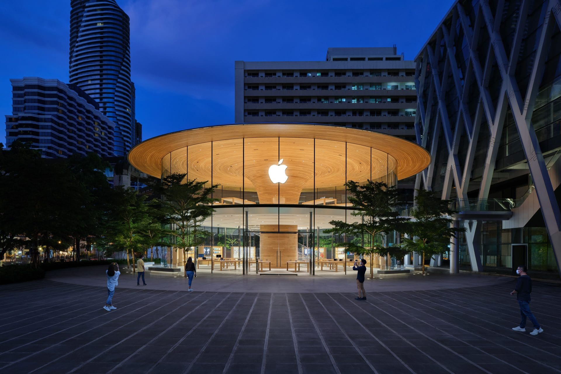 Apple Central World ตั้งอยู่ใจกลางย่านราชประสงค์ สี่แยกอันเลื่องชื่อของกรุงเทพ