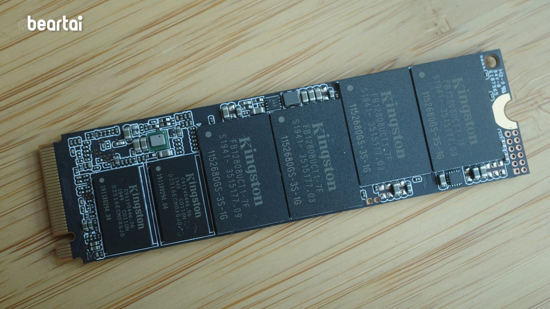 ด้านหลังของ Kingston KC2500 เต็มไปด้วยชิป เป็นการ์ดแบบที่มีชิป 2 หน้า