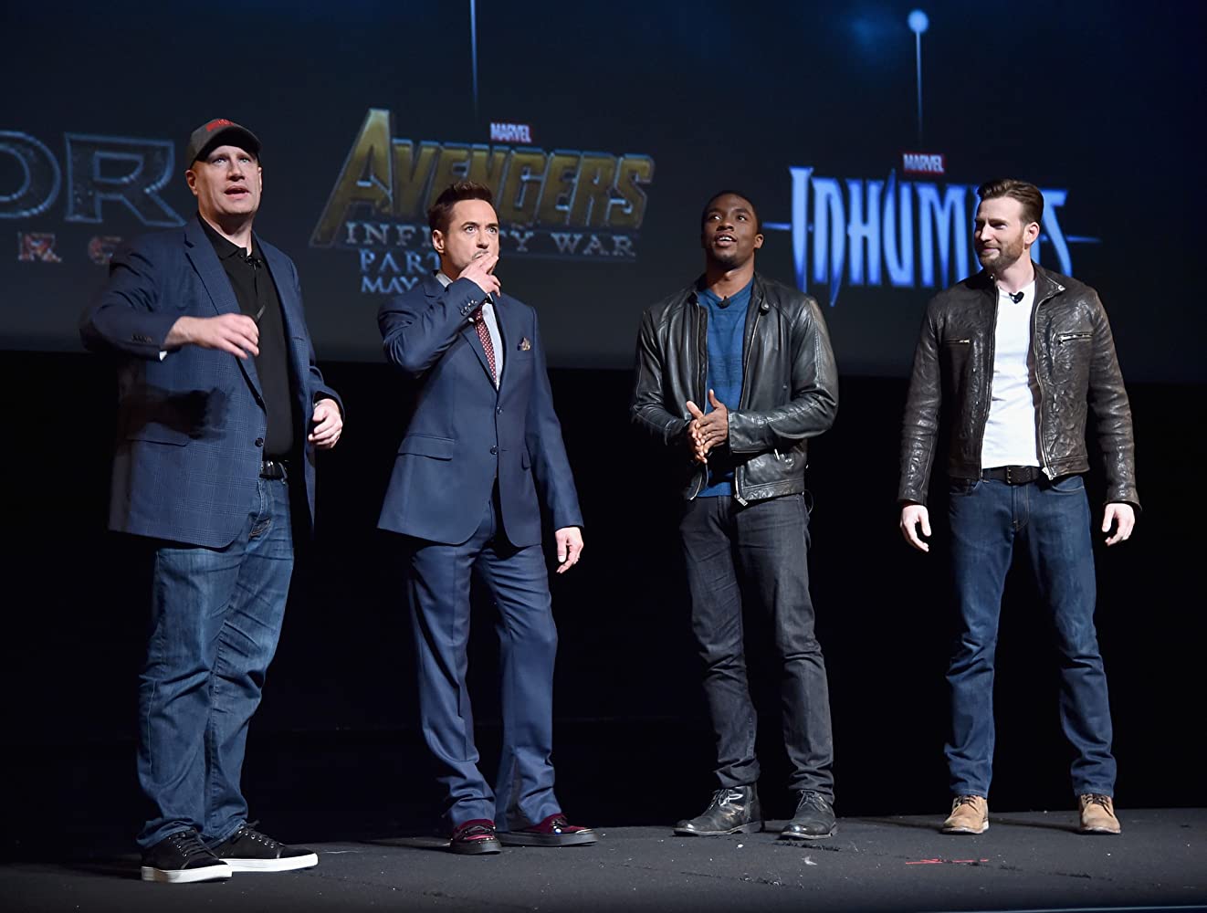 Kevin Feige (คนซ้ายสุด) เมื่อครั้งเปิดตัว Boseman มารับบท Black Panther ในปี 2014