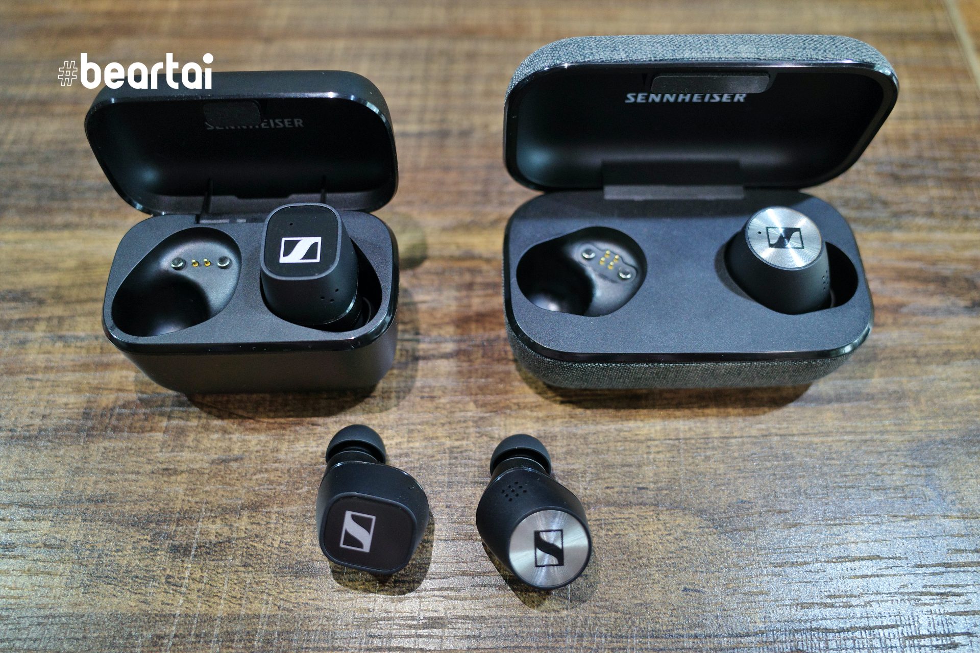 ซ้าย Sennheiser CX 400BT และขวาคือ Sennheiser MOMENTUM True Wireless 2