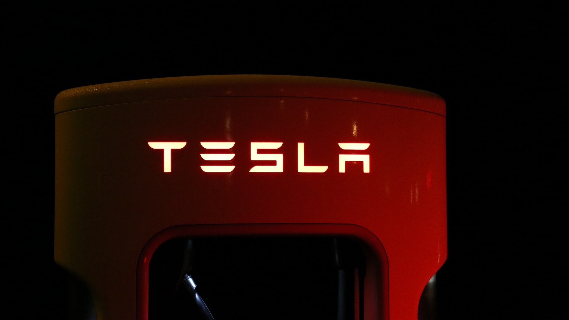 Tesla ยกเลิกการบอกต่อลูกค้าใหม่สำหรับรถยนต์และแผงโซลาร์เซลล์