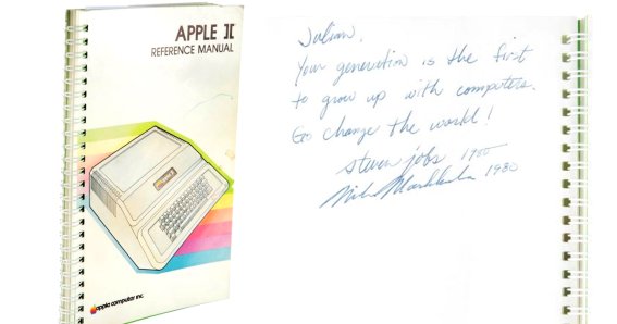 คู่มือ Apple II มีลายเซ็น สตีฟ จอบส์ ถูกประมูลขายไปราว 26.2 ล้านบาท!