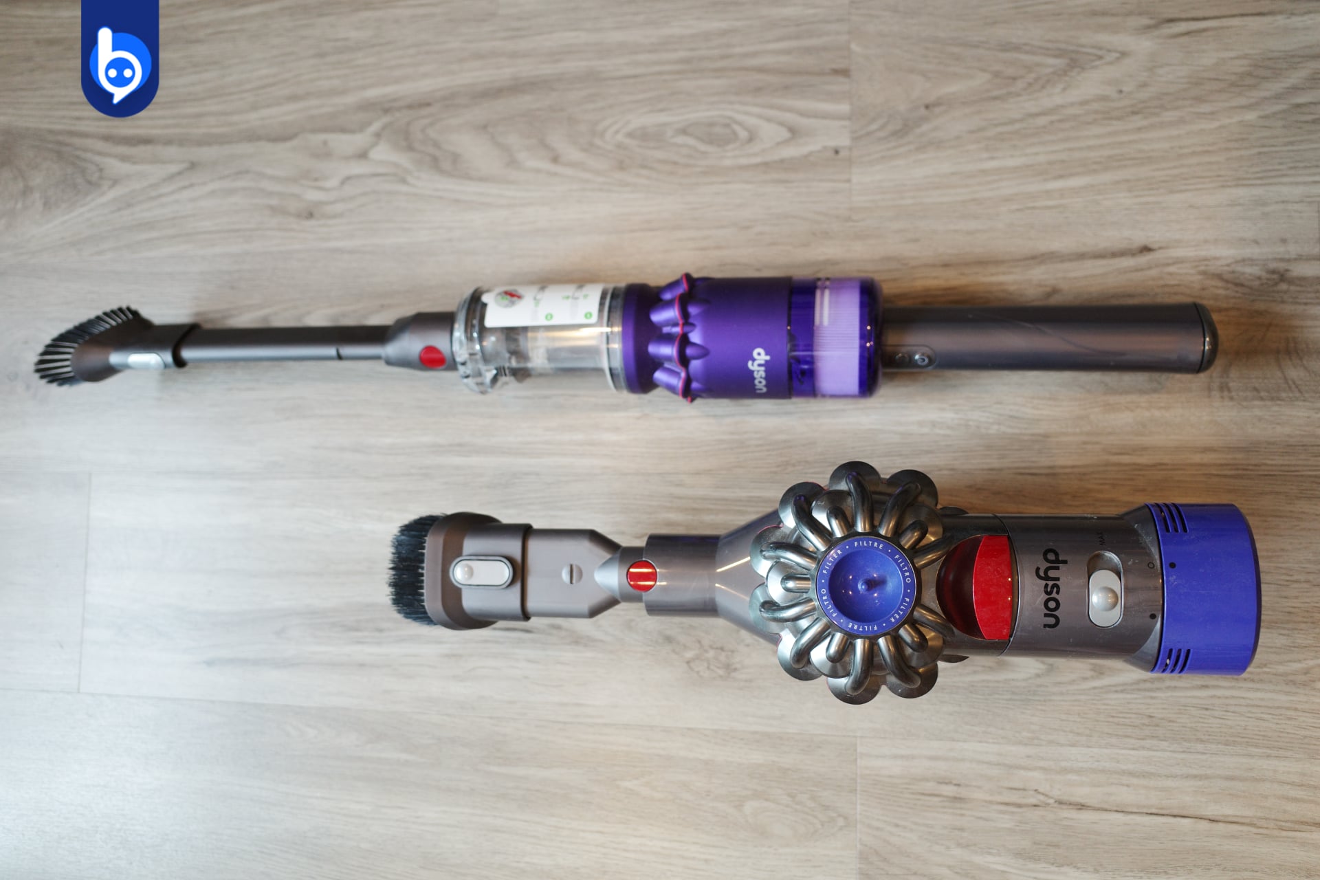 เทียบกับ Dyson V8 จะเห็นว่าหัวแปรงของ Dyson Omni-Glide ทำให้เครื่องยาวมาก