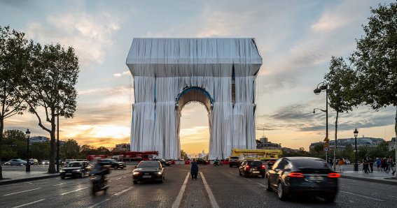 รอมา 60 ปี! ‘ประตูชัยฝรั่งเศส’ ถูกห่อหุ้ม ตามความฝันของ Christo และ Jeanne-Claude สองศิลปินผู้ล่วงลับ