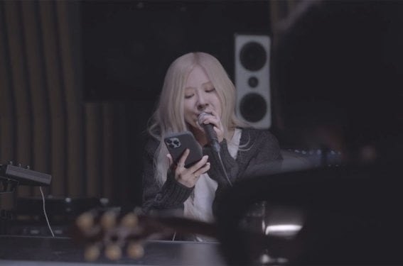 ‘Rosé’ ฉลองวันเกิดด้วยการปล่อย Live Studio Cover มีเพลงฮิตของ Oasis และ Coldplay