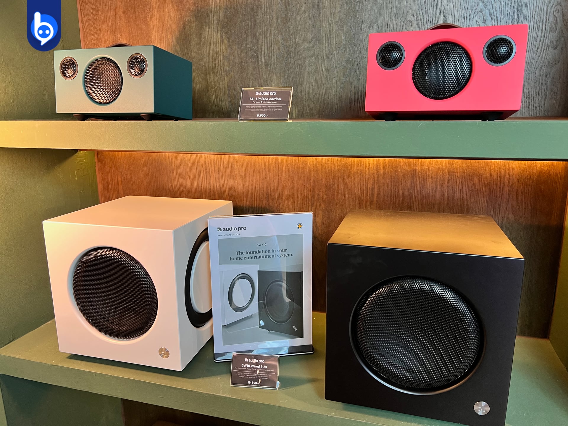 ด้านบน Audio Pro T3+ สีพิเศษ Limited Edition ส่วนด้านล่างเป็น Sub woofer ที่จำหน่ายต่างหาก