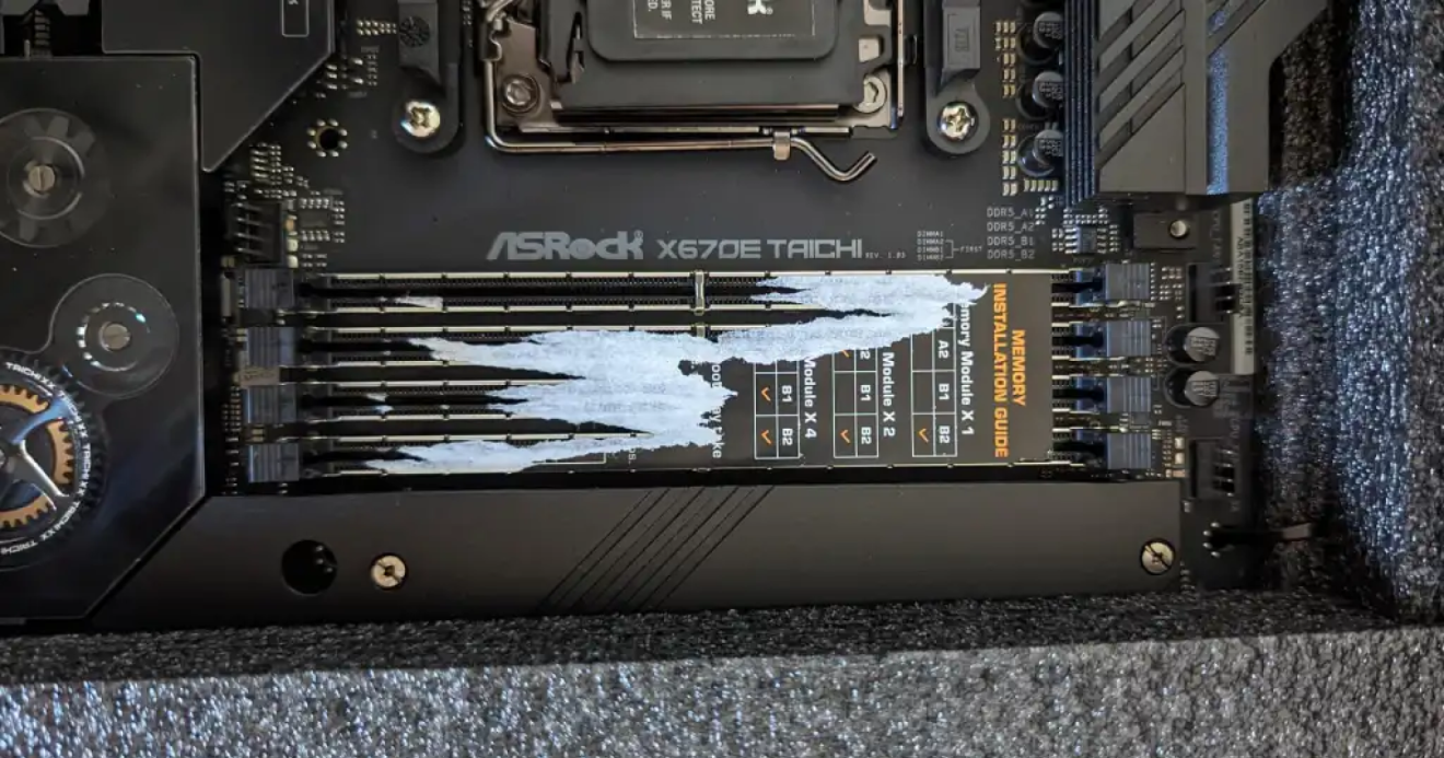 ผู้ใช้หลายรายระบุเมนบอร์ด Asrock X670E มาพร้อมกับสติกเกอร์ทำลายช่องเสียบ RAM