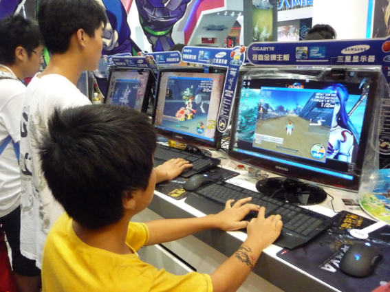 พ่อแม่จ้างโปรเพลเยอร์โค่นลูกในเกมด้วยการกดให้ยับจนกว่าจะเลิกเล่น!