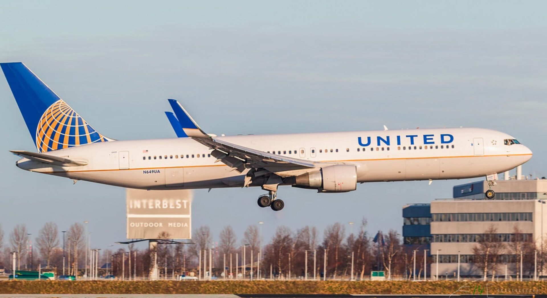 เครื่องบิน Boeing 757-200 ของสายการบิน United Airlines ล้อหลุดขณะเทกออฟ