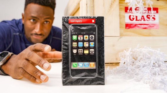 ตำนานสมาร์ตโฟน! MKBHD ปล่อยคลิปแกะกล่อง ‘iPhone รุ่นแรก’ มูลค่าเกือบ 1.4 ล้านบาท!