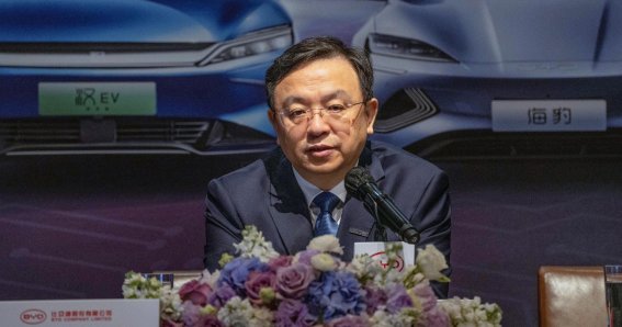 ประธาน BYD สูญเงินกว่า 53,000 ล้านบาทภายในวันเดียว จากการลดราคาล่าสุดของ Tesla