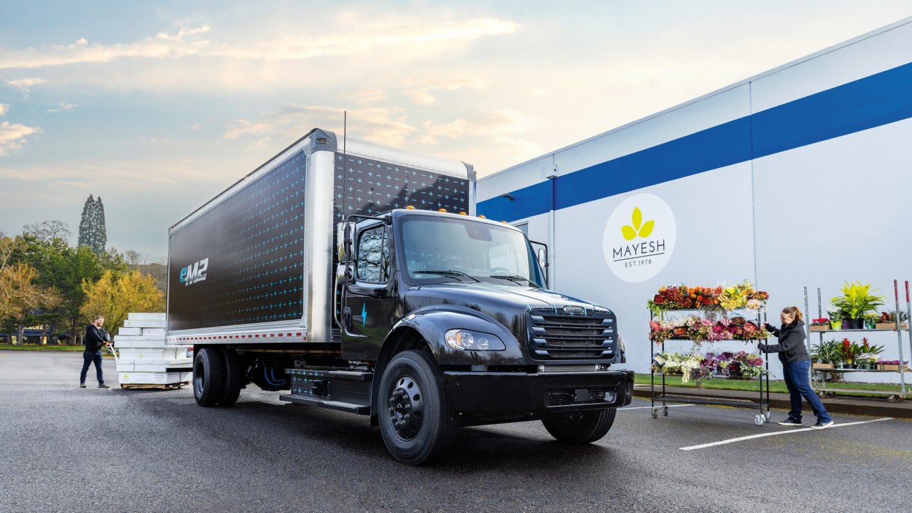 Daimler เริ่มผลิตรถบรรทุกไฟฟ้าขนาดกลาง Freightliner eM2