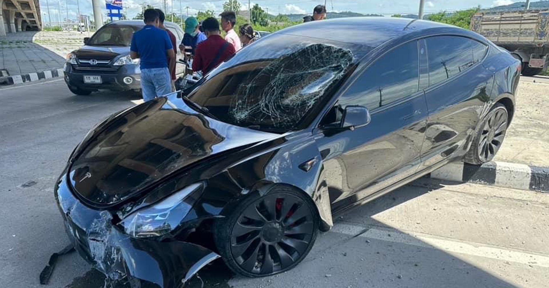 Tesla Model 3 ชนเกาะกลาง เผยค่าแรงค่าซ่อม 150 รายการ ร่วม 1.3 ล้าน แม้ไม่เปลี่ยนแบตฯ เคสนี้จบยังไง