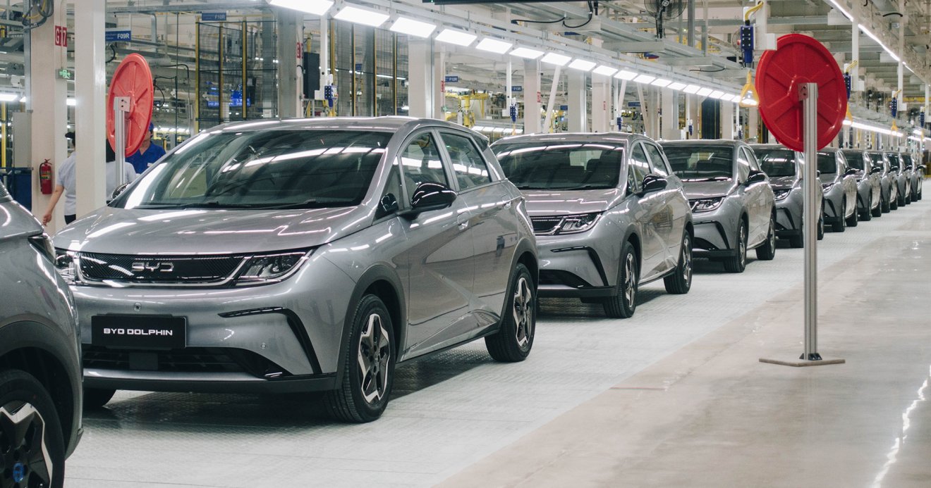 BYD เปิดโรงงานผลิตรถ EV ที่ระยอง ตั้งเป้า 150,000 คันต่อปี พ่วงการเข้าถือหุ้นเรเว่ 20%