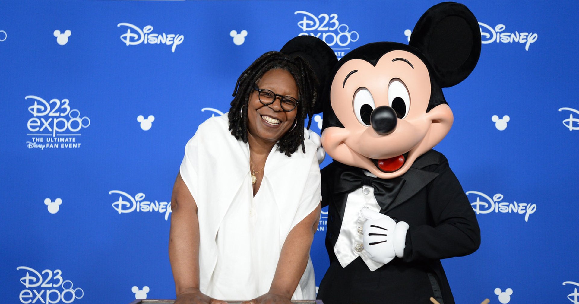 แม่ชอบที่นี่ Whoopi Goldberg เคยแอบเอาอัฐิของแม่ไปโปรยไว้ที่เครื่องเล่น ‘It’s A Small World’ ในสวนสนุก Disneyland