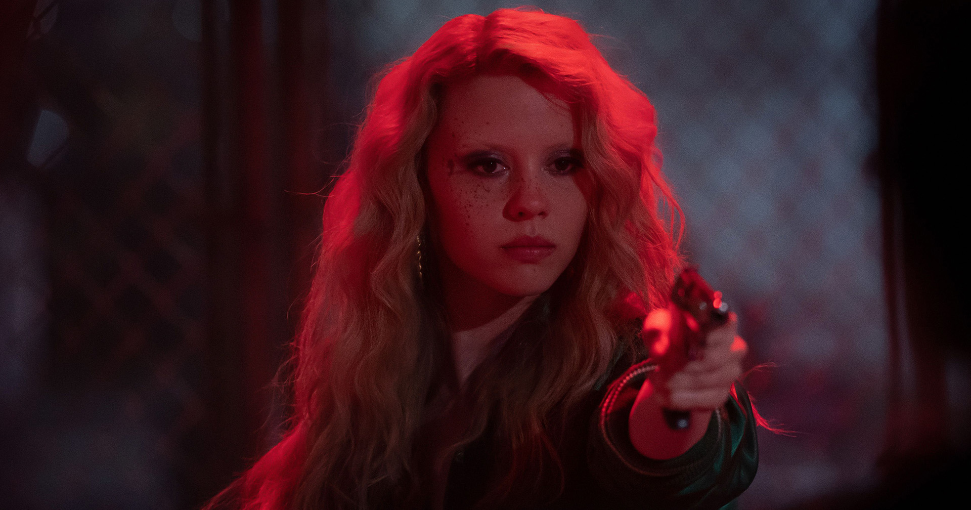 โอละพ่อ ? สื่อดังแฉ ตัวประกอบที่เคยฟ้องถูก Mia Goth เตะหัวในกองถ่าย ‘MaXXXine’ ที่แท้มีคดีโชกโชน ทั้งฉ้อโกง-ขู่ปล่อยภาพลามก