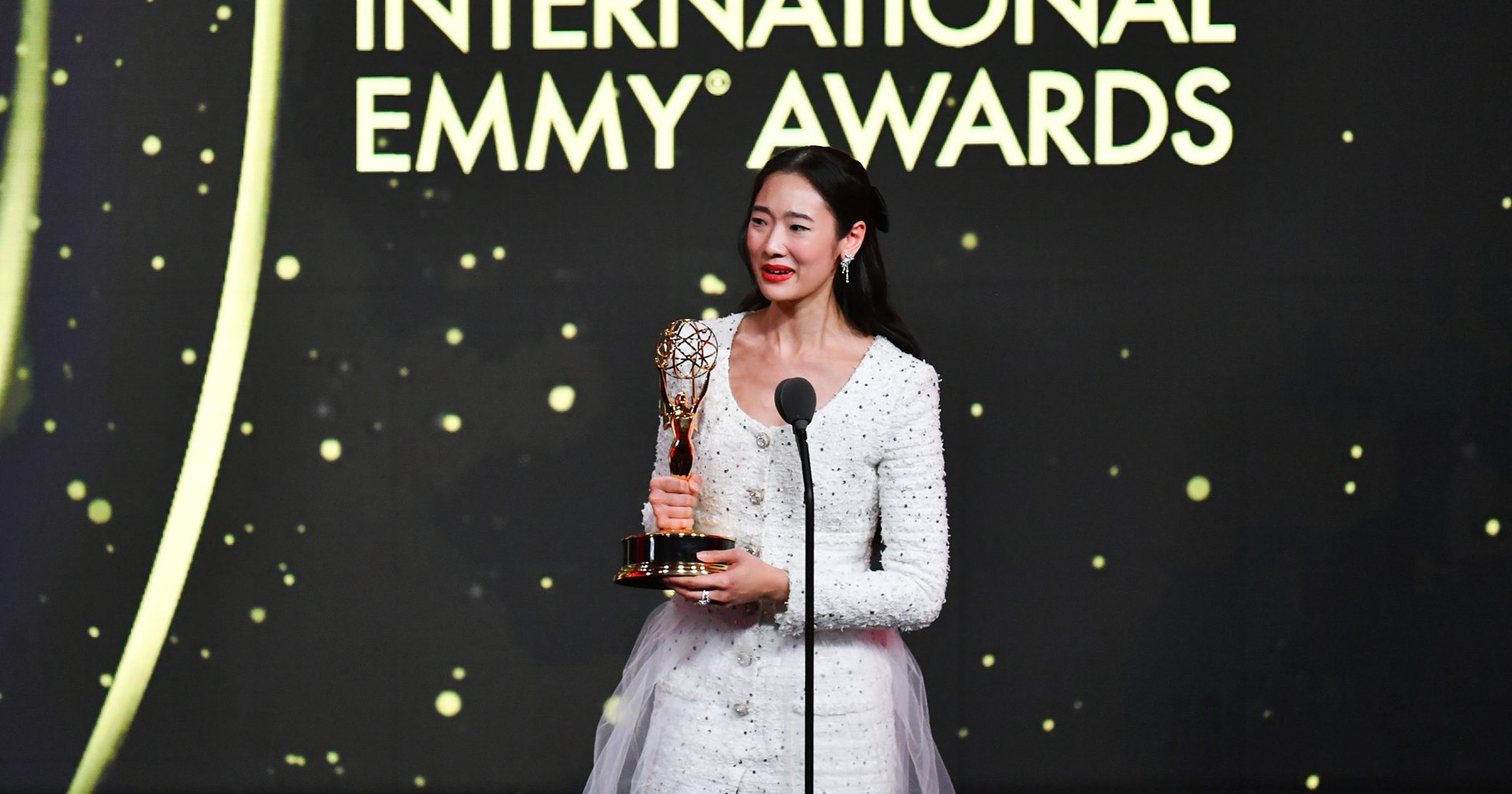 คนไทยคนแรก ! ออกแบบ ชุติมณฑน์ คว้ารางวัลนักแสดงนำหญิงยอดเยี่ยม จากเวที International Emmy Awards ครั้งที่ 52